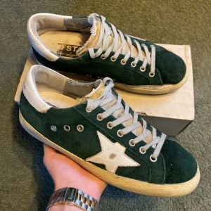 Golden goose skor - Säljer dessa snygga golden goose i fint skick. Storlek 39. Hör av er vid funderingar!