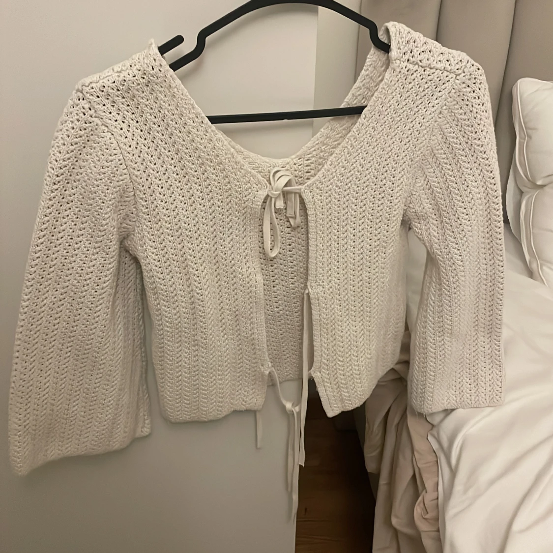 Vit stickad kofta med knytband