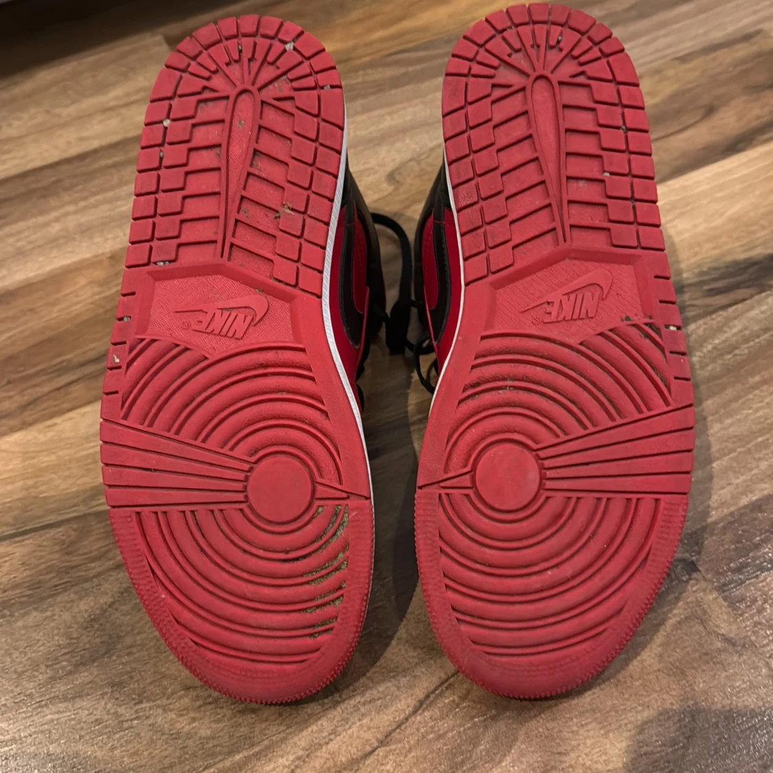 Nike Air Jordan 1 Mid Röd/Svart - 1