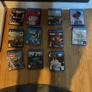 PS4 Spelpaket: FIFA, Farming Simulator, NBA 2K20, LEGO City, Need for Speed - Samling med 11 PS4-spel, inklusive FIFA 18-23, Farming Simulator 17 & 19, NBA 2K20, LEGO City Undercover och Need for Speed. Alla fodral ser hela ut och spelen är i gott skick, perfekt för sport- och simulatorentusiasten.