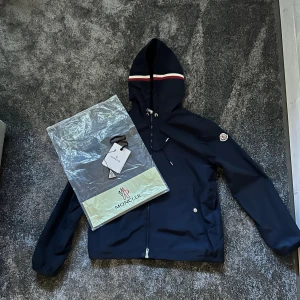 Moncler windbreaker  - Storlek 2/M, fantastisk skick, inga defekter eller fläckar, hör av dig om du har frågor, pris kan diskuteras!!