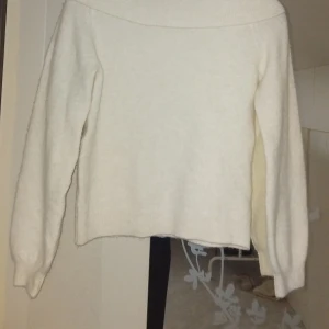 Tröja med off shoulder - Säljer en tröja som är vit/ beige och är off shoulder. I storleken 146-152. Används max 2 gånger jätte skönt material och gosig och varm pris kan diskuteras.