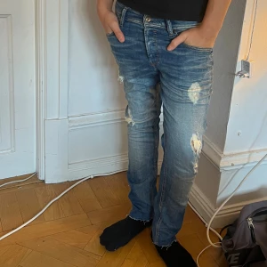 Diesel jeans - Diesel jeans med slitningar | Modellen är 172