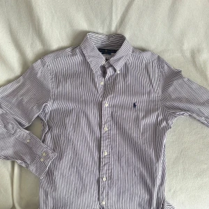 Randig Ralph Lauren skjorta - Felfri slim fit randig Ralph Lauren skjorta, passar storlek M.