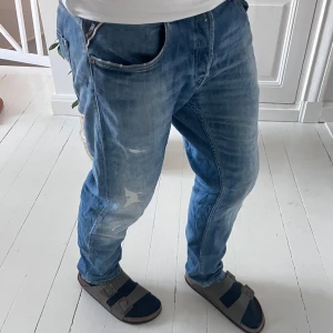 Replay jeans grover W34 - Replay jeans grover W34, modellen är 180 cm och 75 kg. Mått A: 43 cm, B: 100 cm. Kom med frågor! Sjukt snygga därav priset