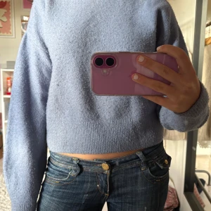 Ljusblå stickad tröja & Other Stories XS - Supermysig ljusblå stickad tröja från & Other Stories i storlek XS. Tröjan har en croppad passform, ribbade muddar och lång ärm. Perfekt till jeans eller kjol för en chill look.