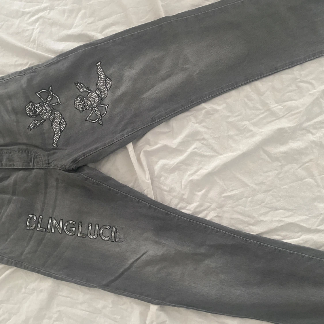 Grå jeans med strassdetaljer BoohooMAN