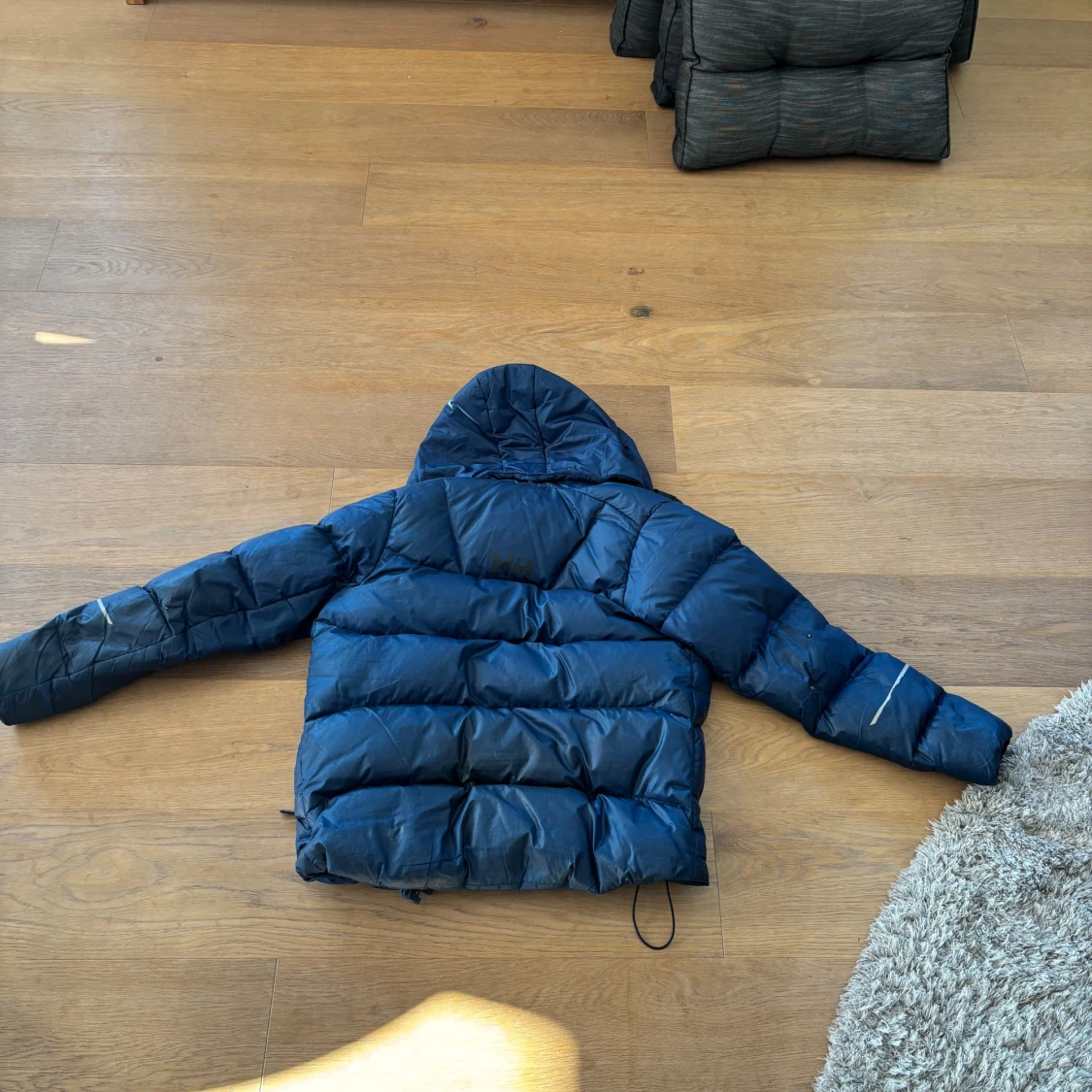 Mörkblå pufferjacka från Helly Hansen - 3