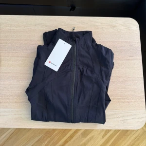   lululemon define jacket - säljer denna oanvända lululemon define jacket black i STORLEK 4 ( jag är 164cm och den passar mig perfekt ) priset är ej spikat, tar även emot returer☺️.
