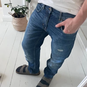 Jeans med revor  - Sköna gant jeans i storlek W33 L34 Slim. Mått A: 42 cm B: 105 cm. Inga större defekter! Modellen är 180 cm 75 kg. Kom med frågor ✌️