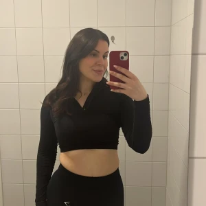 Mörkblåa Gymshark leggings - Säljer ett par svarta leggings från Gymshark med hög midja och tight passform. De är tillverkade i ett stretchigt och mjukt material som passar perfekt för träning. Diskret Gymshark-logga på benet. Snygga och bekväma för gymmet eller löprundan.