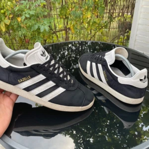 Adidas Gazelle Svarta - Väldigt bra skick. Strl 40,5 men sitter mer som 41-42. Hör av er vid funderingar!!