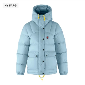 SÖKER!!! Ljusblå dunjacka från Fjällräven - Söker denna vinterjacka i stl xxs eller xs för ett rimligt pris, varan ska vara i nyskick och inte ha några defekter💗💗