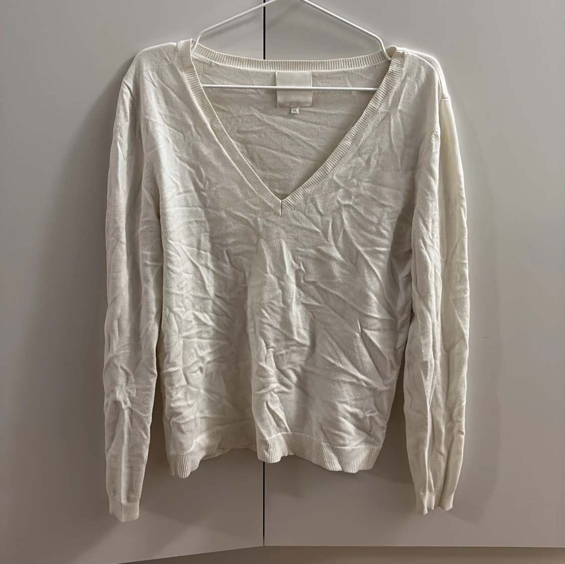 Vit v-ringad stickad tröja