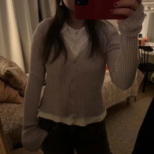 Ljuslila ribbad kofta  - Säljer en ljuslila ribbad kofta med v-ringning och knäppning framtill😇😇