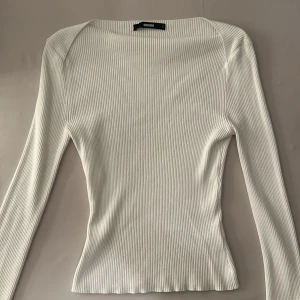Vit ribbad långärmad tröja Bik Bok - Säljer en vit ribbad långärmad tröja från Bik Bok. Tröjan har en tight passform och är tillverkad i mjuk bomullsmix. Perfekt basplagg med stilren look och rundad halsring. Storlek S