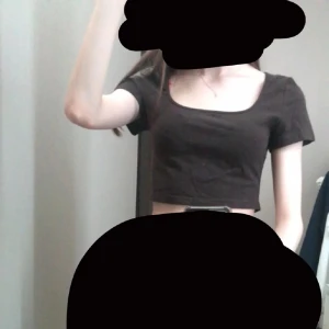 Brun croppad topp - Säljer en brun croppad topp med fyrkantig ringning och korta ärmar. Toppen är i mjuk bomull och har en slim passform som sitter snyggt. 