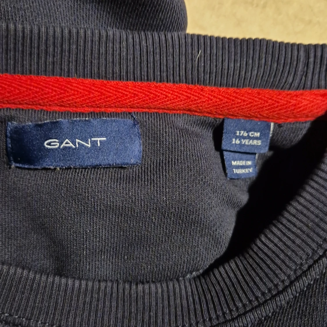 Mörkblå GANT tröja med emblem - 2