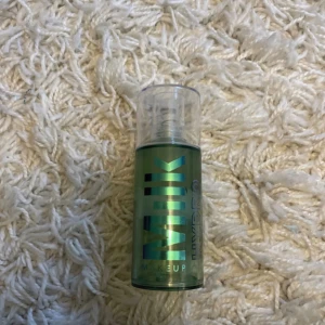 Milk primer  - Säljer en primer från milk,köpte för ca 650 kr och ungefär 1/3 kvar i,men den är väldigt lättsam och man behöver inte ta mycket prudukt,säljer för 150kr kan tänka mig att diskutera pris vid snabb affär❤️🥹