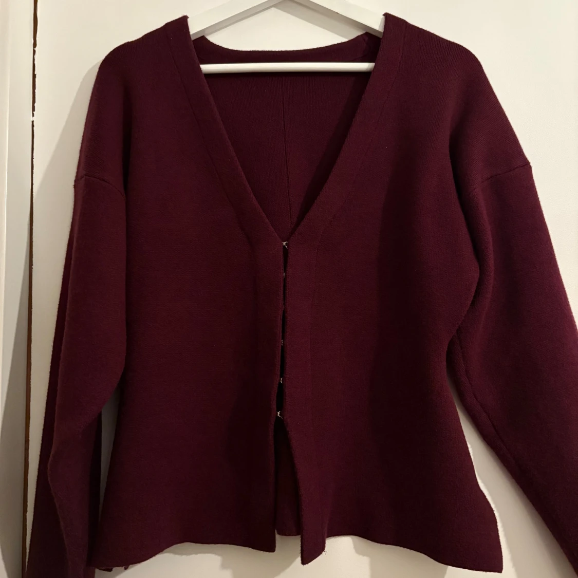 Vinröd kofta med v-ringning - 2