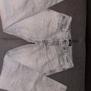  jeans Tapered/Mike Ljusgrå  - Snygga ljusgrå jeans från Jack & Jones i stilen tapered/mike, storlek W 31 L 32. Dem har någon konstig fläck som inte försvinner i tvätten på baksidan som syns på tredje bilden