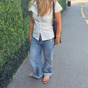 Zara Mid Rise Straight - Säljer mina superfina zara jeans i den gamla modellen. Lite stora för mig så har ej kommit till användning💕lånade bilder
