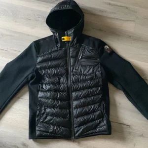 Parajumper cardigan - Svart parajumper cardigan i nytt skick använd fåtal gånger och är köpt för 4999, ungefär 7-8 månader sedan, kvitto ingår 
