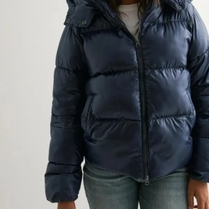 Mörkblå pufferjacka med huva - SÖKER!!!! Söker denna jackan i storlek xs!!!