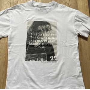 Maison Margiela vit t-shirt - Säljer denna riktigt feta maison margiela tshirten. Storlek S. I toppskick utan någon typ av defekt. Kom med bud eller vid frågor!