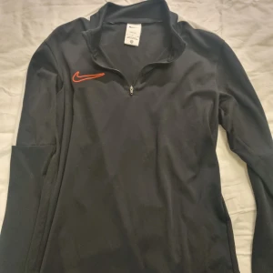 Svart Nike half zip träningströja - Svart långärmad från Nike. Fast pris 150 kr
