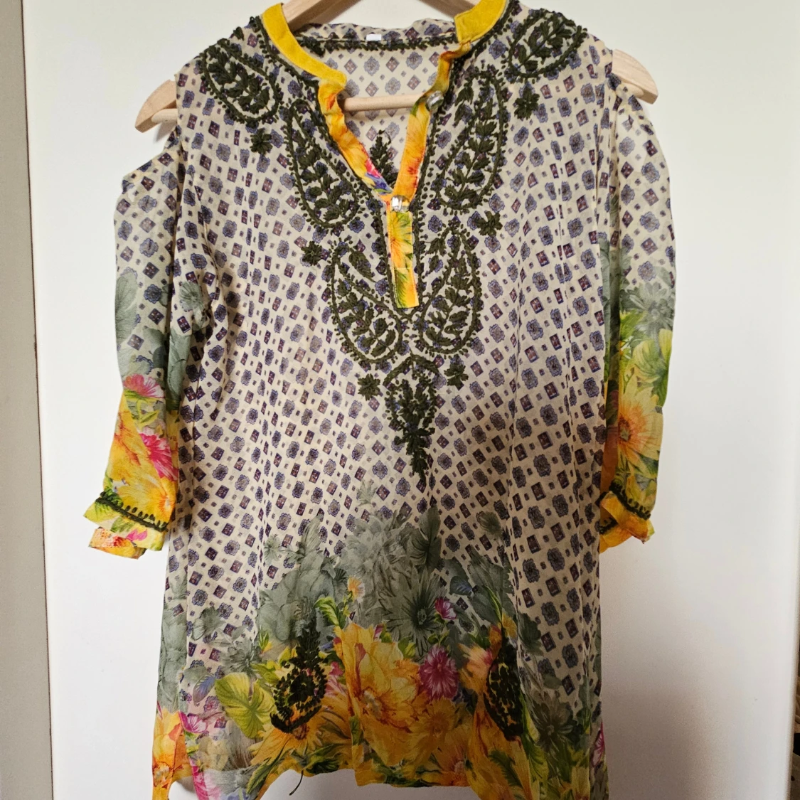 Mönstrad blus med broderi och blommor