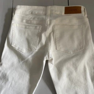 Vita lågmidjade jeans! - Säljer dessa vita lågmidjade jeans från junkyard, storlek 27/34 vilket motsvarar en S! Använda en gång, nypris 599! Skriv för mått eller fler bilder🤍