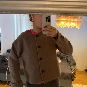 Brun kappa - Säljer min otroligt fina bruna kappa från Nelly.com, älskar den. Köpt för typ 1 år sen, använt några gånger.