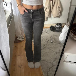 Mörkgrå bootcut jeans - Snygga mörkgrå jeans från Gina Tricot med bootcut passform och klassisk femficksdesign. Jeansen har låg midja och är i strechigt material som sitter bekvämt. I storlek 158 och passar mig som brukar ha 34/xs i jeans💕Använda fåtal gånger, inga defekter💕