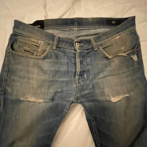  Dondup George - Ljusblåa Dondup George med slitningar! Skick 9,5/10 inprincip helt nya! Storlek 35 men skulle säga dem sitter mer som 33! Unika o otroligt sköna jeans för bra pris! Kan få ner i pris vid snabb affär👌