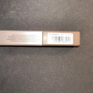 L'Oréal Brow Artist Sculpt Cool Brunette - Brow Artist Sculpt från L'Oréal Paris i färgen 03 Cool Brunette. En 2-i-1 ögonbrynsgel med precisionsapplikator för att forma och fylla brynen. Kommer i en stilren, beige och silverfärgad förpackning med smal design som är enkel att använda.