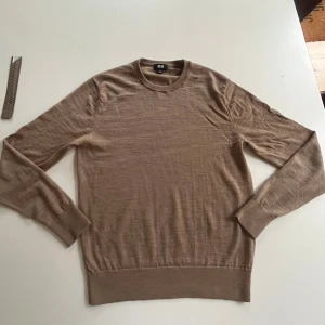 Beige merinoulltröja från Uniqlo XS - Snygg beige tröja från Uniqlo i merinoull. Använd få gånger och i väldigt bra skick. Lite knopprig men ingen som märks. Storlek xs passar runt 170-175. Hör av er vid funderingar!