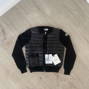 Moncler cardigan dam  - Säljer min äkta moncler cardigan som jag köpte från butiken 💓 fraktar samma dag som köp och kvitto finns online .  Storleken pendlar mellan S och XS och tillbehöret på sista  bilden följs med.