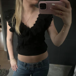 Svart spetsblus zara  - Svart spetstopp med volang från zara. St M men passar S oxå 🩷