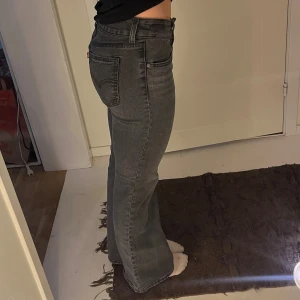 Levis jeans flare super low 25 - Säljer dessa Levis jeans, som jag använt en gång förut, så de är i väldigt bra skick.