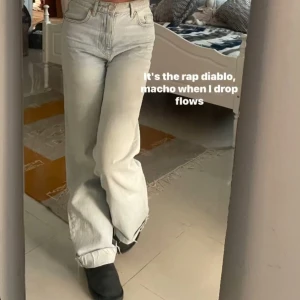 Ljusblå wide jeans från g perfect jeans - Säljer ett par ljusblå jeans från g perfect jeans i storlek 34. Modellen har hög midja, raka ben med wide fit och klassiska fem fickor. Jeansen är tillverkade i denim och har snygga kontrastsömmar samt läderpatch bak i midjan.