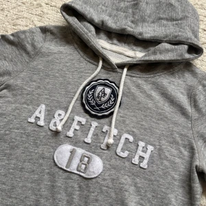 ABERCROMBIE & FITCH HOODIE - Säljer nu denna sjukt bekväma och stilrena hoodien av det trendiga märket Abercrombie & Fitch 🍁🌤️| Hör av dig vid frågor!✌🏻👑