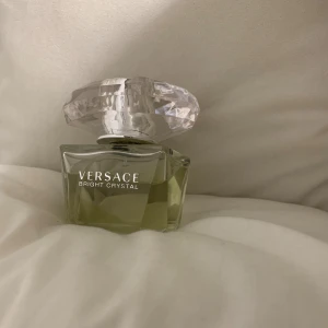 Versace Bright Crystal EdT 90ml - Versace Bright Crystal Eau de Toilette, 90 ml. En ikonisk parfym från Versace, tillverkad i Italien. Perfekt för dig som vill ha en lyxig och trendig doft på hyllan. Använd några gånger