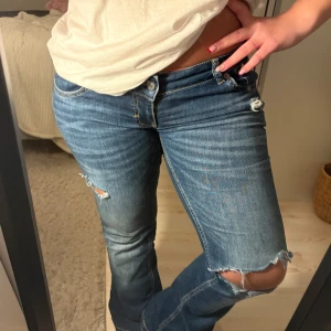 Blå bootcut jeans med slitningar - Intressekoll på dessa skitsnygga lågmidjade bootcut jeansen med slitningar!