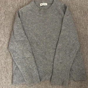 Grå stickad tröja från Wera - Mysig grå stickad tröja från Wera, Storlek L men upskattas som S då den är väldigt liten för sin storlek. Säljer då den blivit för liten