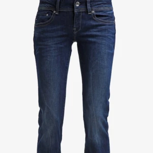 Oanvända mörkblå jeans från G-Star - Snygga mörkblå bootcut jeans från G-Star. Snygga nu till hösten och vintern och resten av året. Perfekta om man gillar bootcut jeans som inte är för bootcut.
