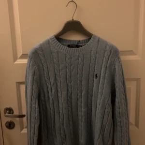 Polo tröja - Säljer en riktig fett polo kofta i färgen ljus blå. Varm och snygg nu för hösten och vintern. Först till kvarn som gäller!🤗