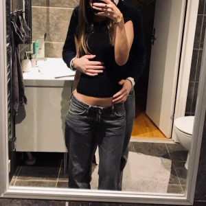 lågmidjade grå jeans - Säljer ett par grå weekday jeans med låg midja och raka ben. Jeansen är i modellen arrow low straight, köpta i mycket bra skick från sellpy för 1 år sedan. Exklusiv och jättesnygg färg som inte säljs längre, säljer endast pågrund av att de blivit för små. 