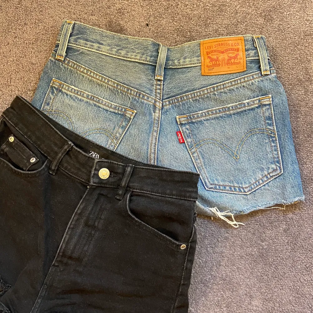 Jeansshorts- Blåa från Levis och svarta från zara. Levis i st 23/24 och köpta i Levis butiken i gallerian för 649kr i modell 501. Zara shortsen i st 34 och köpta för 299kr. 100kr/st eller båda för 150kr. Pris går självklart att diskutera. köpare står för frakt💗. Shorts.