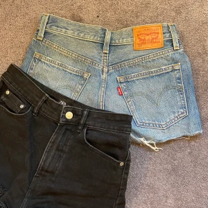 Levis 501 o zara jeansshorts  - Jeansshorts- Blåa från Levis och svarta från zara. Levis i st 23/24 och köpta i Levis butiken i gallerian för 649kr i modell 501. Zara shortsen i st 34 och köpta för 299kr. 100kr/st eller båda för 150kr. Pris går självklart att diskutera. köpare står för frakt💗
